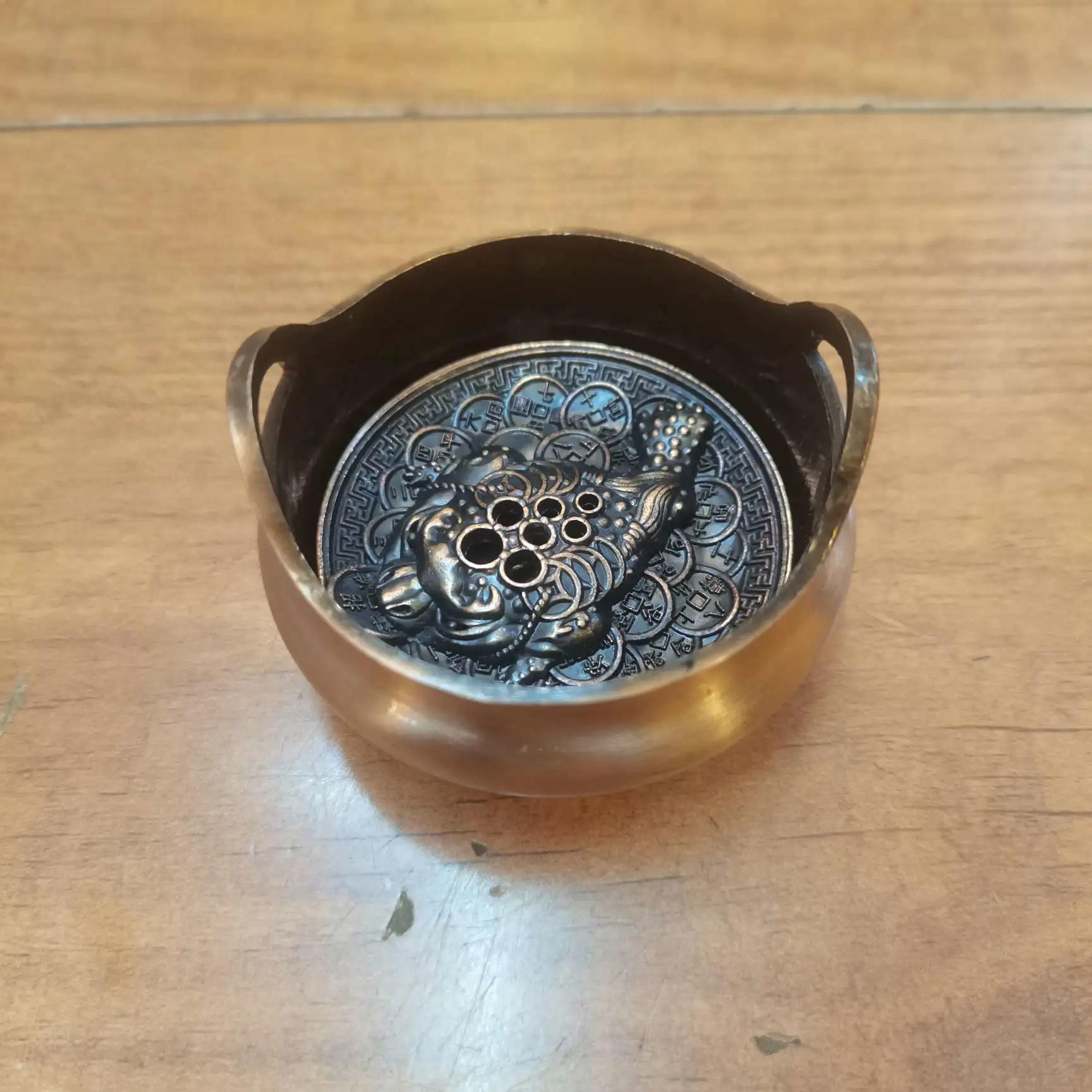 Metal handicrafts, small incense burner, Xuande incense tray, incense burner, golden toad, exquisite decoration detail image 2