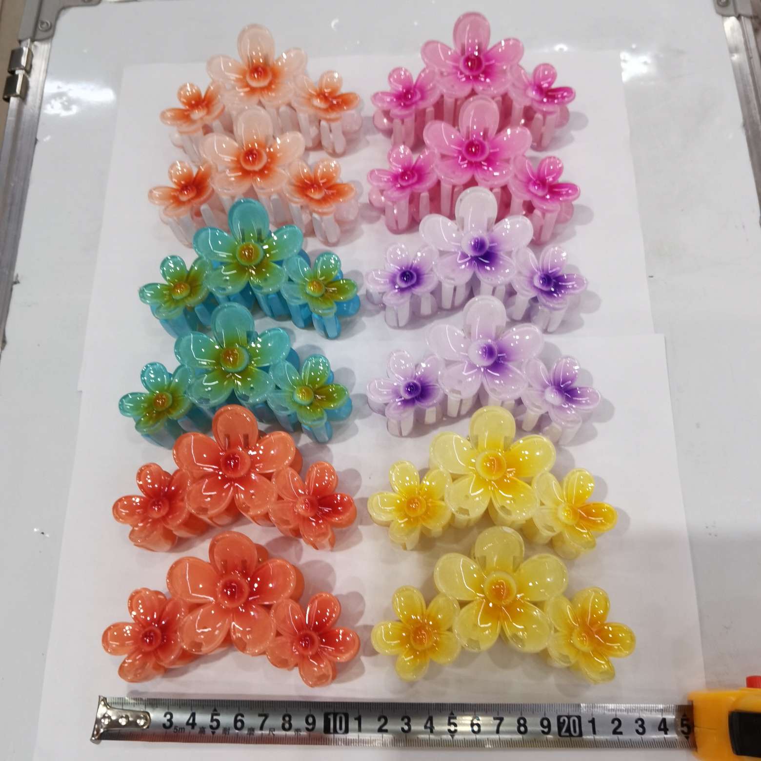11 cm Frellia flower scratch-off color series new three-flower scratch-off hair accessory hairpin Application Scenario