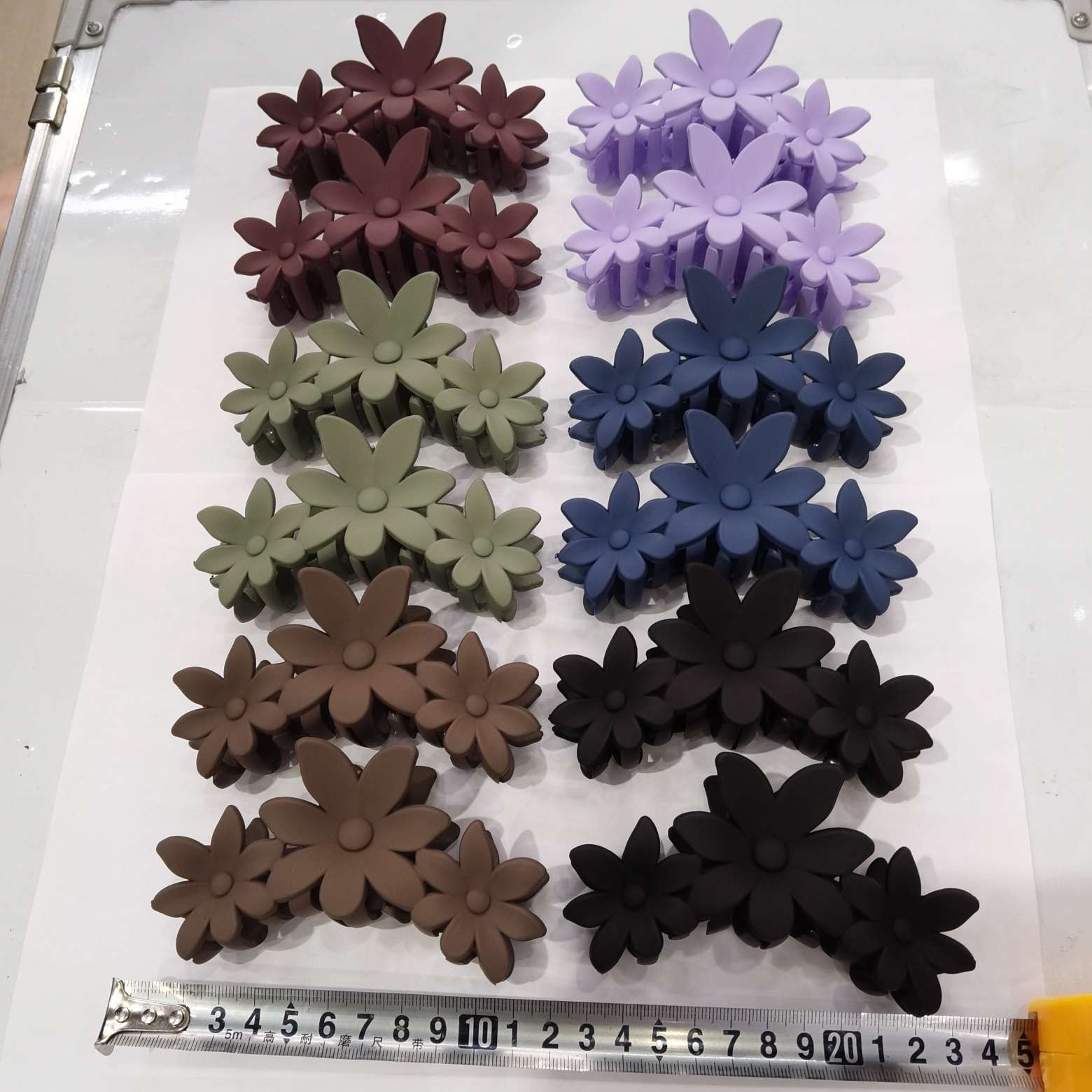 12 cm dark rubber hairpin headwear with three flowers and six colors rubber scratch-off headwear Application Scenario