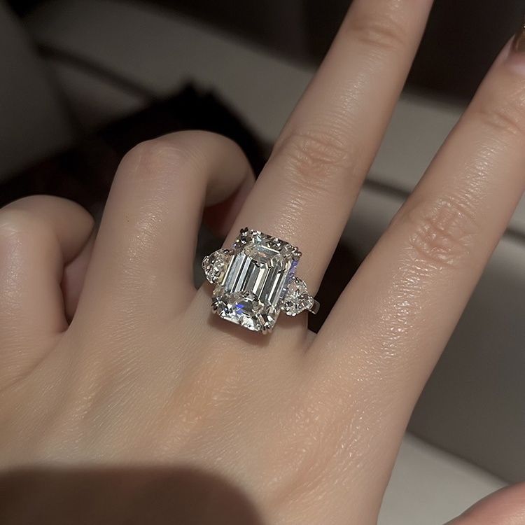 A luxurious and exaggerated 12-carat square diamond ring in European and American style, a long rectangular diamond ring with rock sugar for women, and a women's index finger ring detail image 2