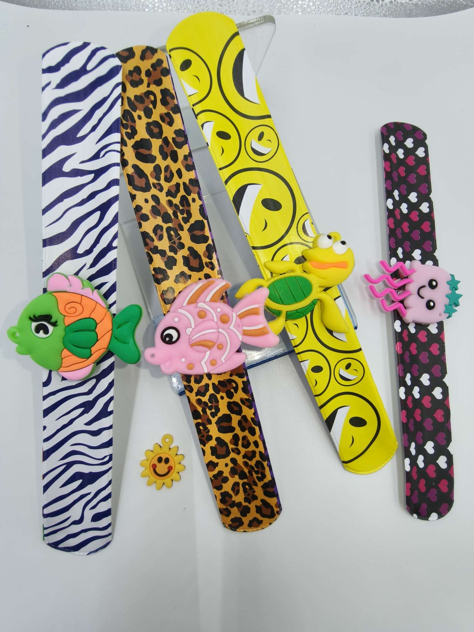 新款海洋动物啪啪圈，软胶啪啪圈，PVC手腕带白底实物图