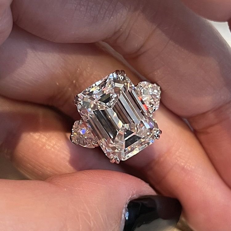 A luxurious and exaggerated 12-carat square diamond ring in European and American style, a long rectangular diamond ring with rock sugar for women, and a women's index finger ring