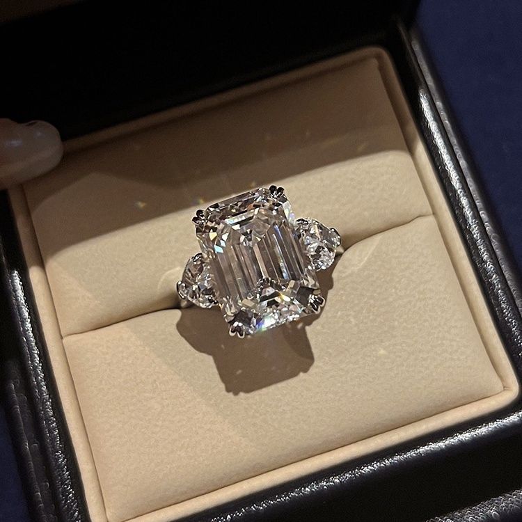 A luxurious and exaggerated 12-carat square diamond ring in European and American style, a long rectangular diamond ring with rock sugar for women, and a women's index finger ring detail image 3