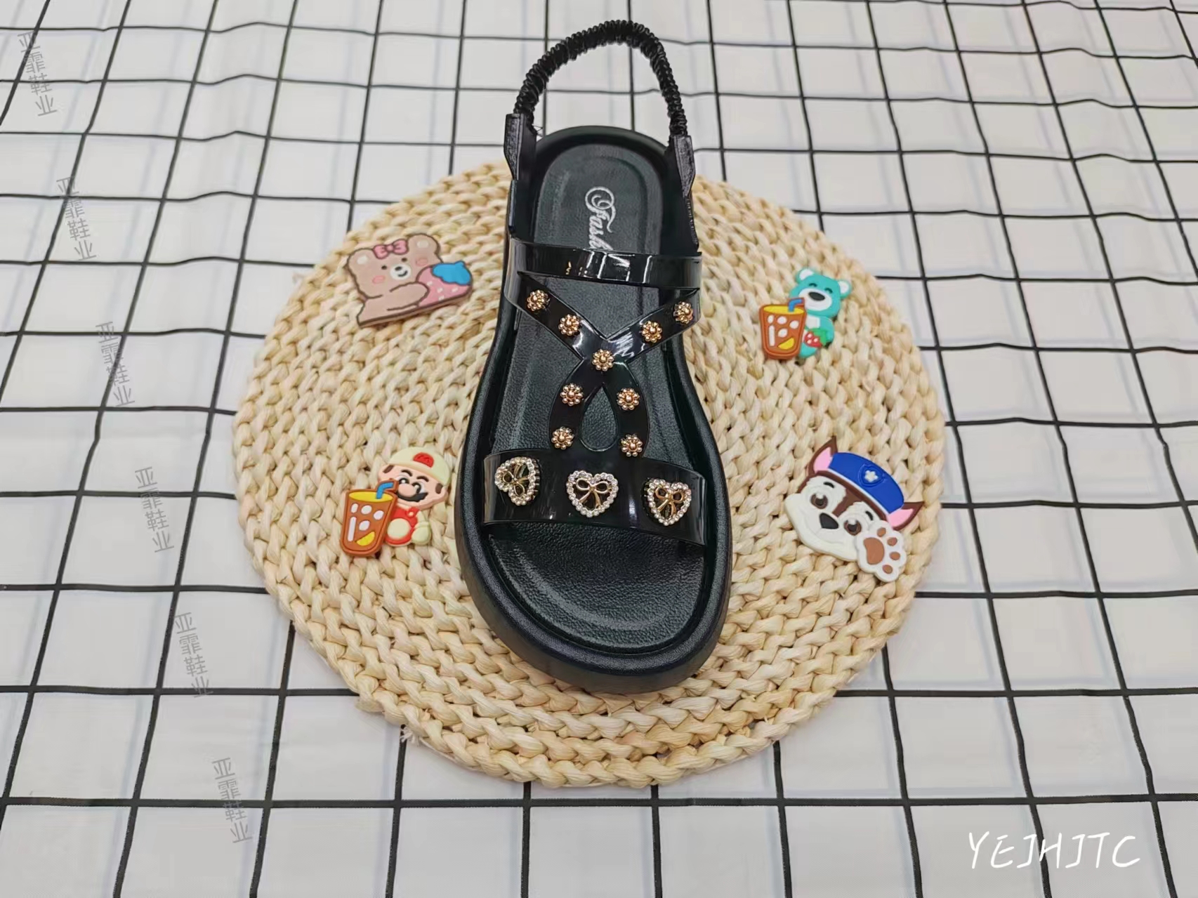 Thick-soled sandals are fashionable and high-end summer sandals for women
