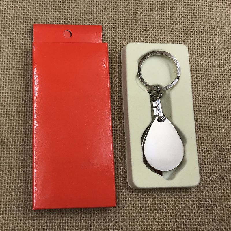 A 30mm diameter metal zinc alloy keychain can hold a portable magnifying glass with a 5x glass lens Specification image