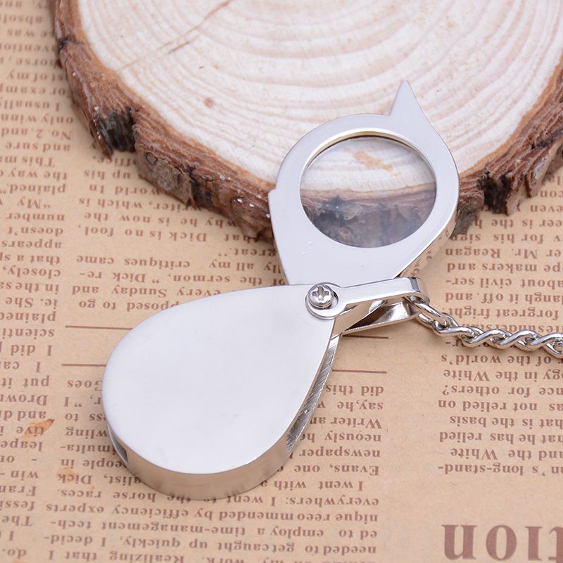 A 30mm diameter metal zinc alloy keychain can hold a portable magnifying glass with a 5x glass lens Item Picture