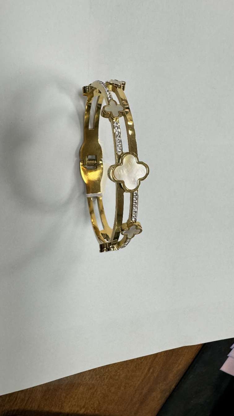 不锈钢手镯，款式新颖，质量可靠，价格便宜白底实物图