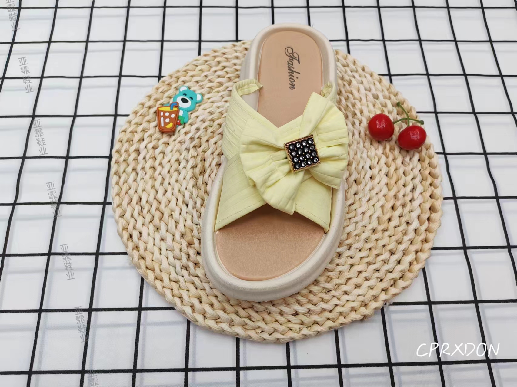 For summer fashion, wear flip-flops with thick soles and bows