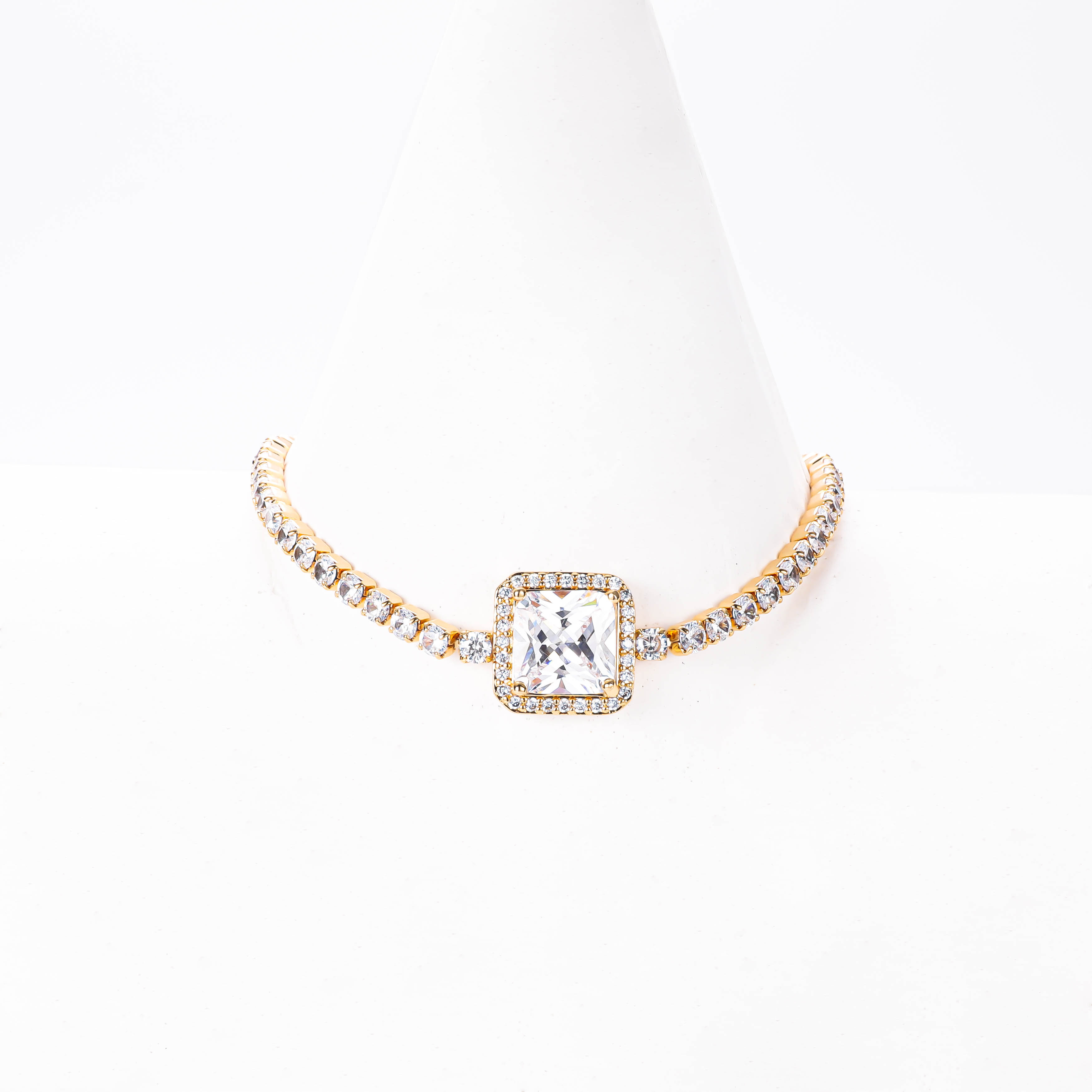 Chuangmei Jewelry offers 18K plated bracelets in the style of Japanese and Korean Instagram, which are fashionable, elegant and exquisite. We wholesale jewelry, gemstones, bracelets and zircon Application Scenario