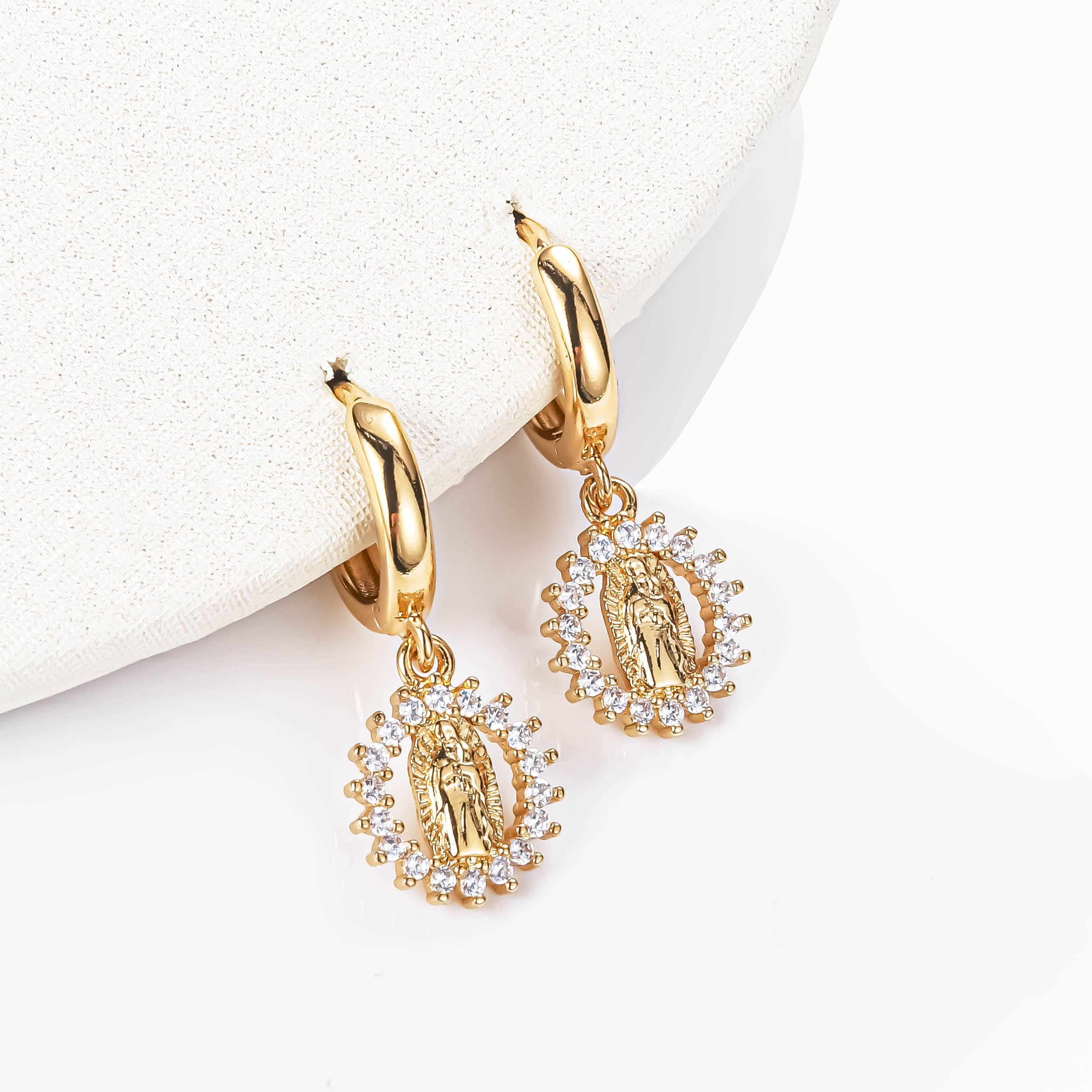 Chuangmei Jewelry Earrings, women's fashion jewelry accessories factory direct supply source Wholesale price Earrings and accessories Religious Champagne color 18k gold-plated ear buckles and ear pendants Chuangmei Application Scenario
