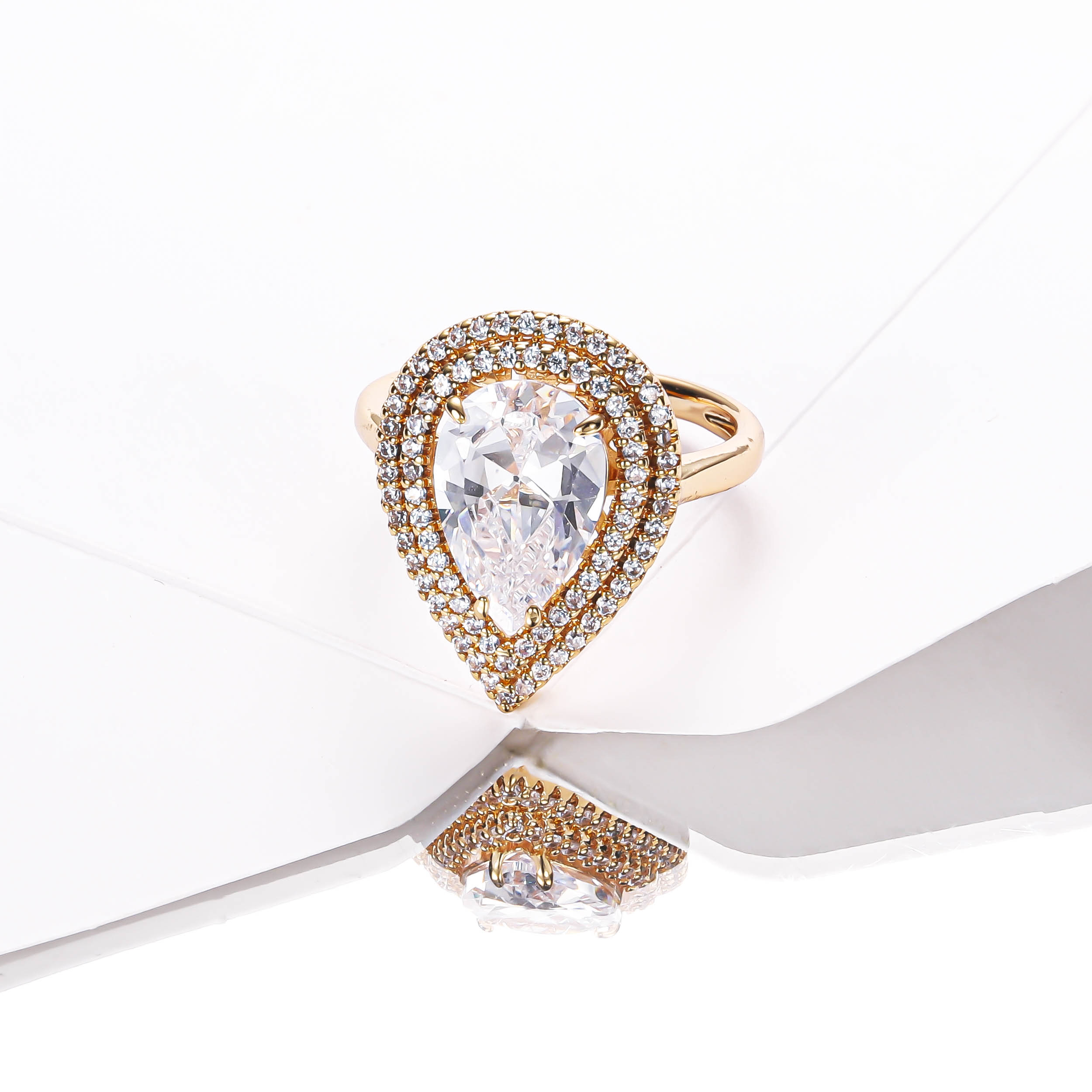 Zircon personalized diamond ring for men, popular diamond ring for women 2024, wholesale zircon 18k gold-plated champagne color water drop classic ring from Europe and America details Picture