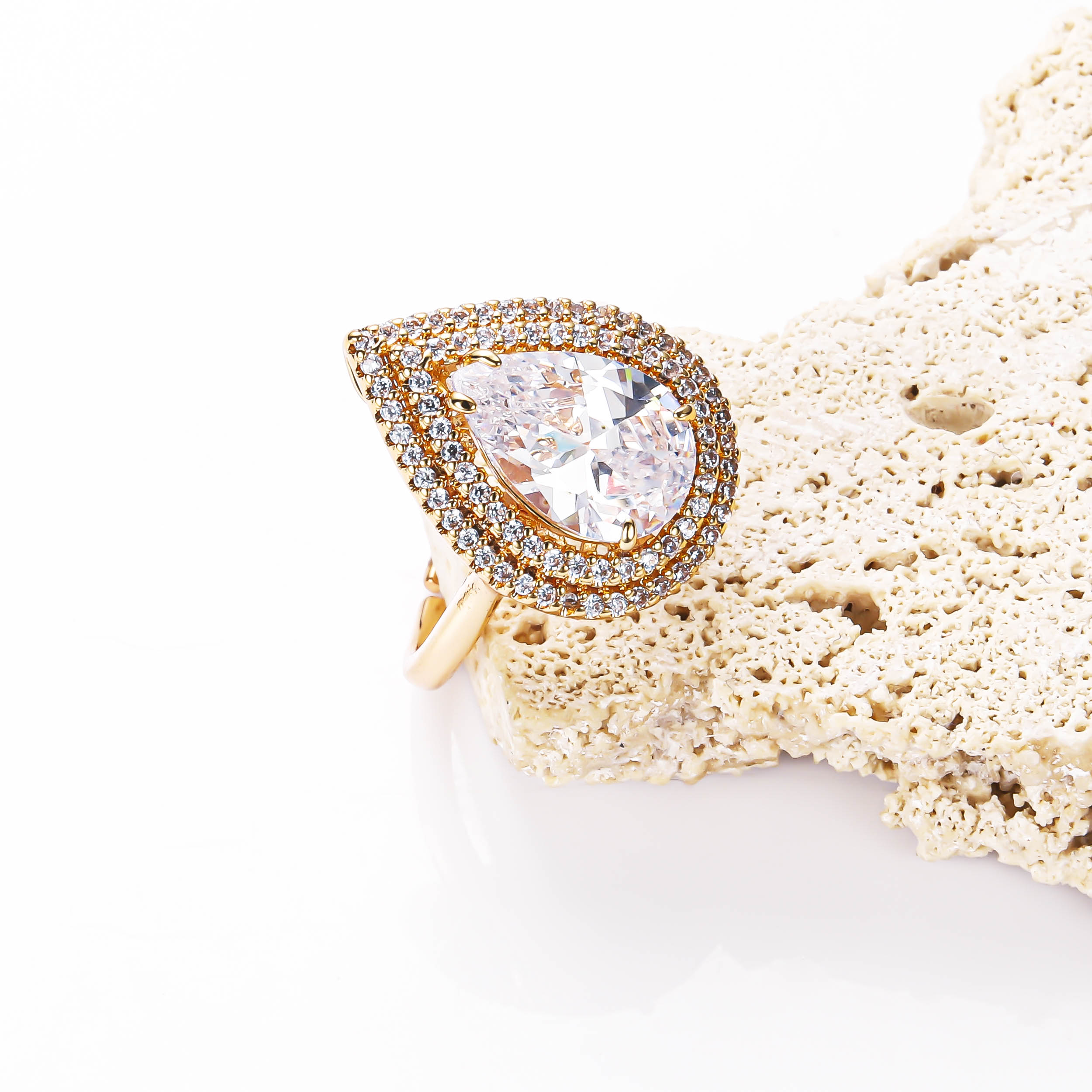 Zircon personalized diamond ring for men, popular diamond ring for women 2024, wholesale zircon 18k gold-plated champagne color water drop classic ring from Europe and America Application Scenario