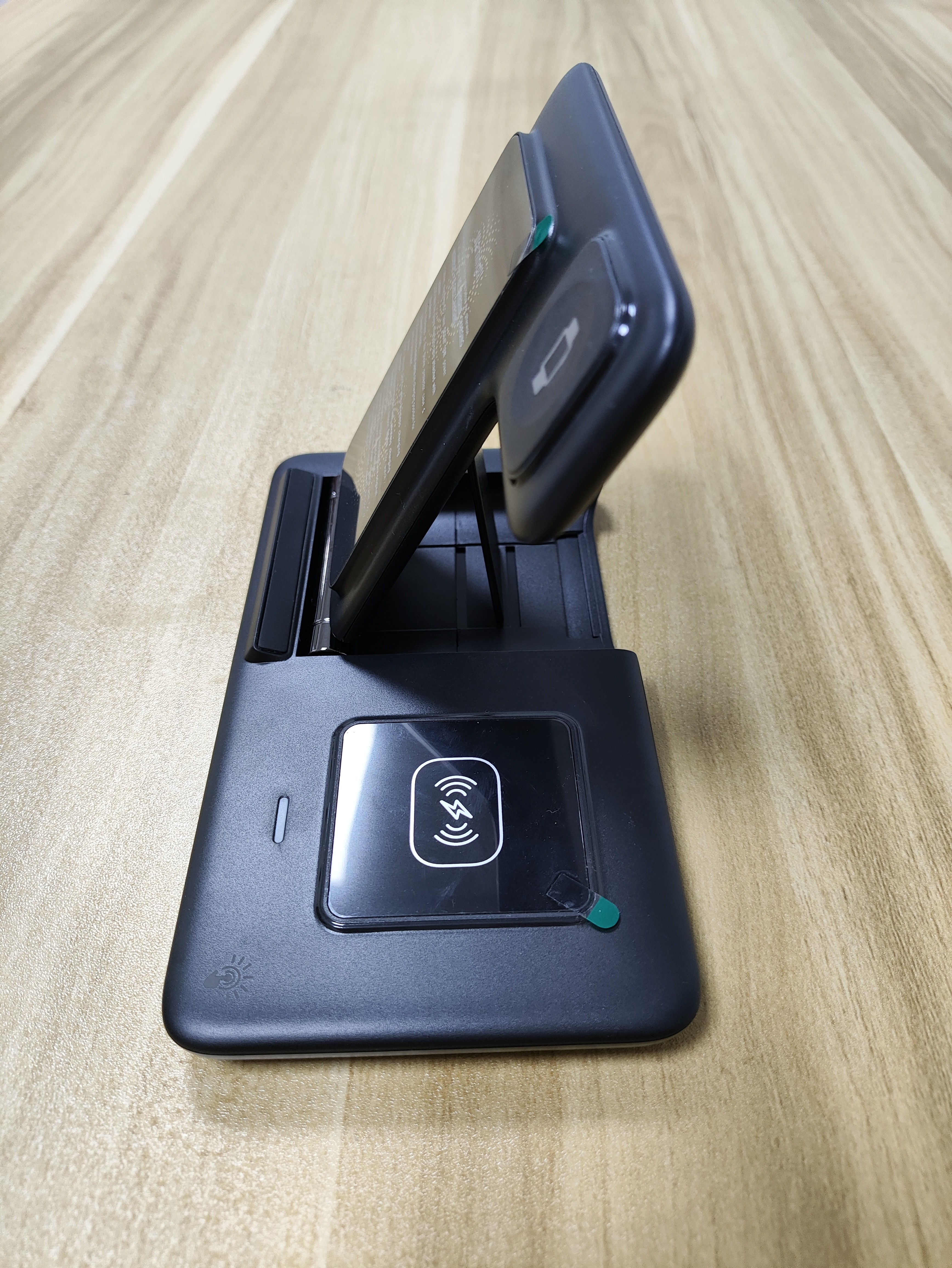 Three-in-one foldable wireless charging desktop stand and mobile phone selfie stand pic 4
