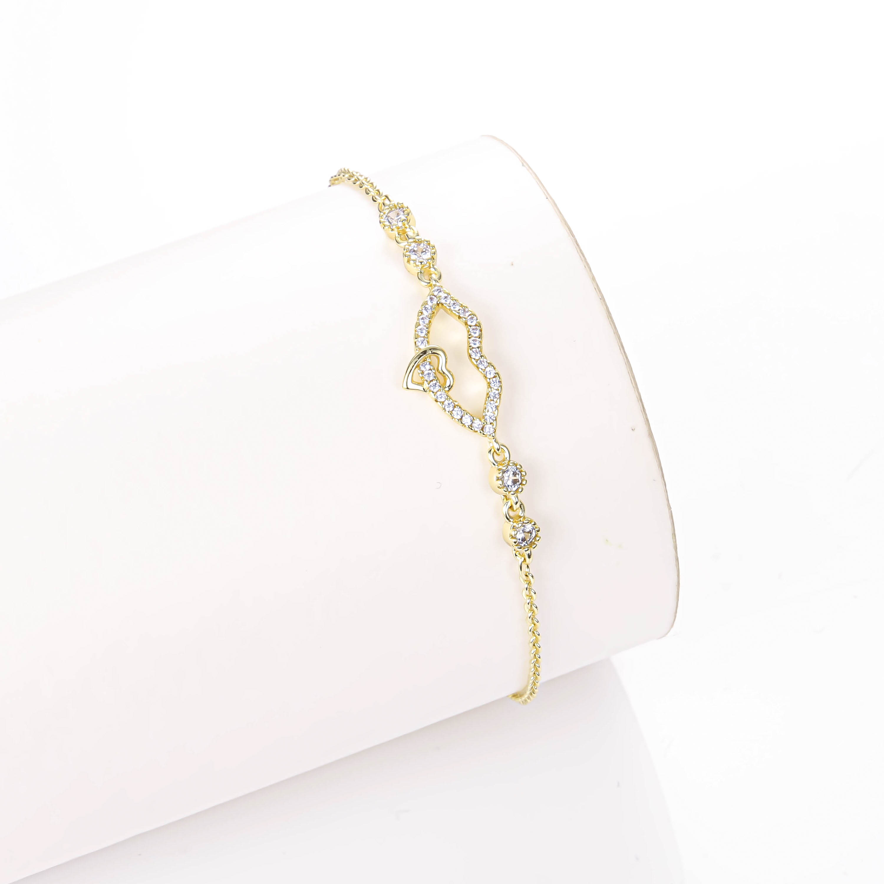 Chuangmei Jewelry offers 18K plated bracelets in the style of Japanese and Korean Instagram, which are fashionable, elegant and exquisite. We wholesale jewelry, gemstone bracelets and zircon bracelets Application Scenario