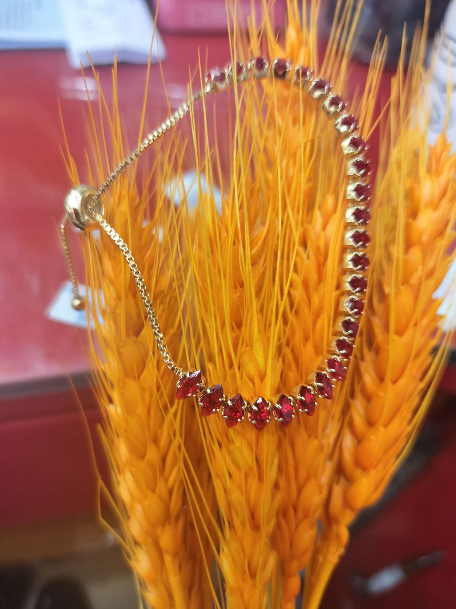 Exquisite and fashionable zircon copper bracelet, a unique Korean-style ladies' wrist accessory, shining and dazzling, high-end and elegant jewelry