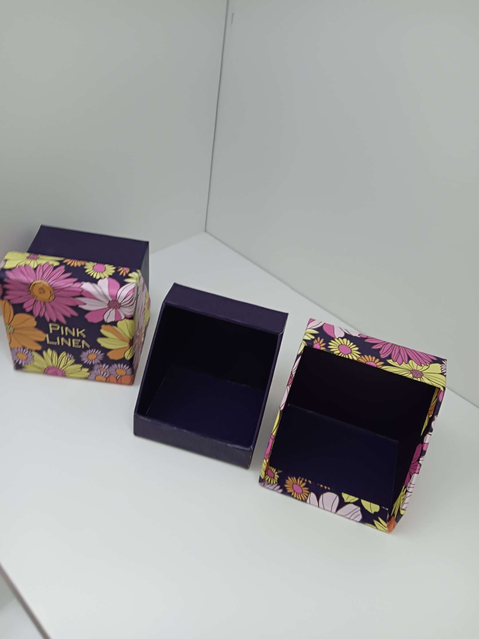 Factory direct sales, mid-to-high-end ear jewelry boxes, bracelet packaging boxes, high-end accessory packaging, exquisite jewelry packaging boxes. Professional packaging design, custom jewelry box packaging based on samples available Item Picture