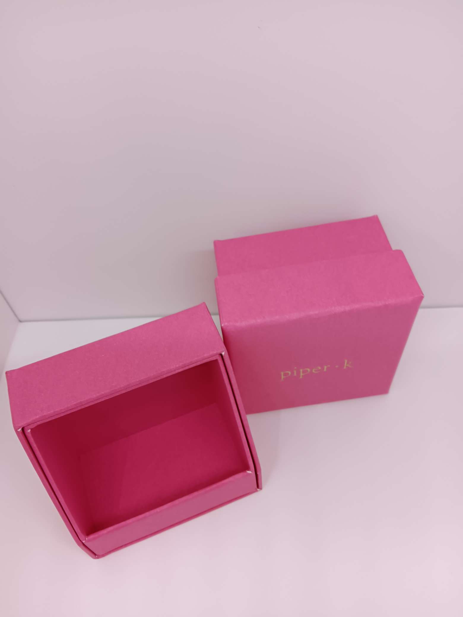 Factory direct sales, earrings boxes, bracelet packaging boxes, high-end jewelry packaging, exquisite jewelry packaging boxes, professional packaging design, custom jewelry box packaging based on samples available Application Scenario