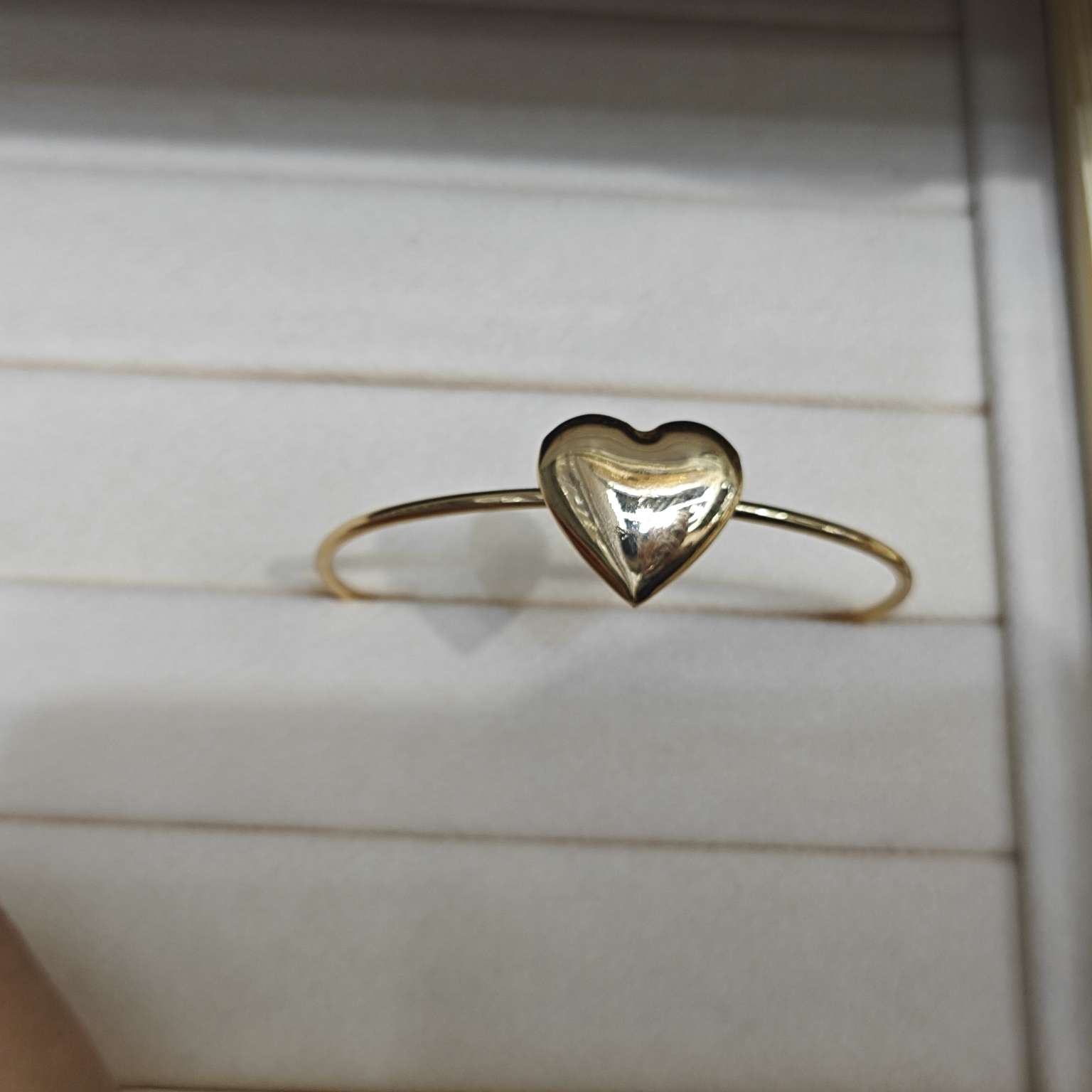 Exquisite bracelets, high-end accessories, elegant bracelets as gifts. Choose a beautiful heart-shaped bracelet