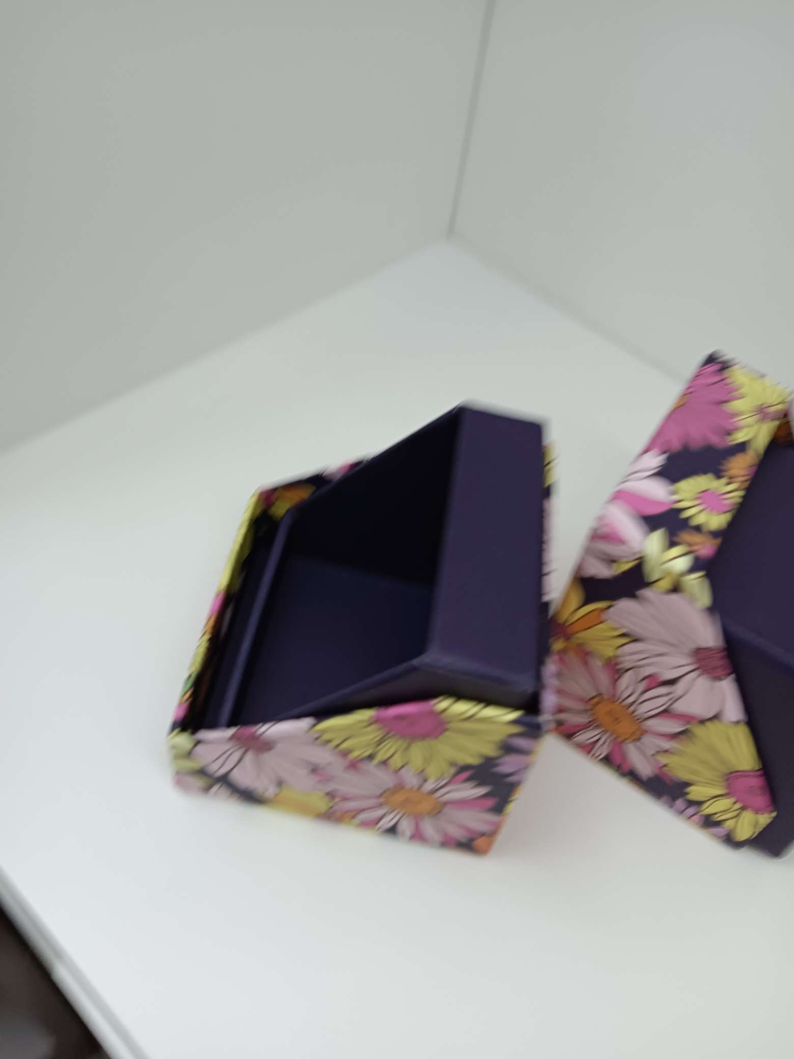 Factory direct sales, mid-to-high-end ear jewelry boxes, bracelet packaging boxes, high-end accessory packaging, exquisite jewelry packaging boxes. Professional packaging design, custom jewelry box packaging based on samples available Specification image