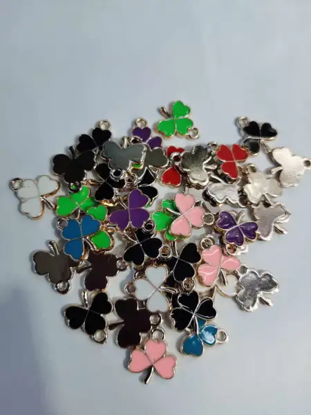 Irish Day Clover exclusive DIY plastic jewelry accessories, earrings, bracelets, pendants and other accessories, a pack of 500 pieces Irish Day Clover exclusive DIY plastic jewelry accessories, earrings, bracelets, pendants and other accessories, a pack of 500 pieces