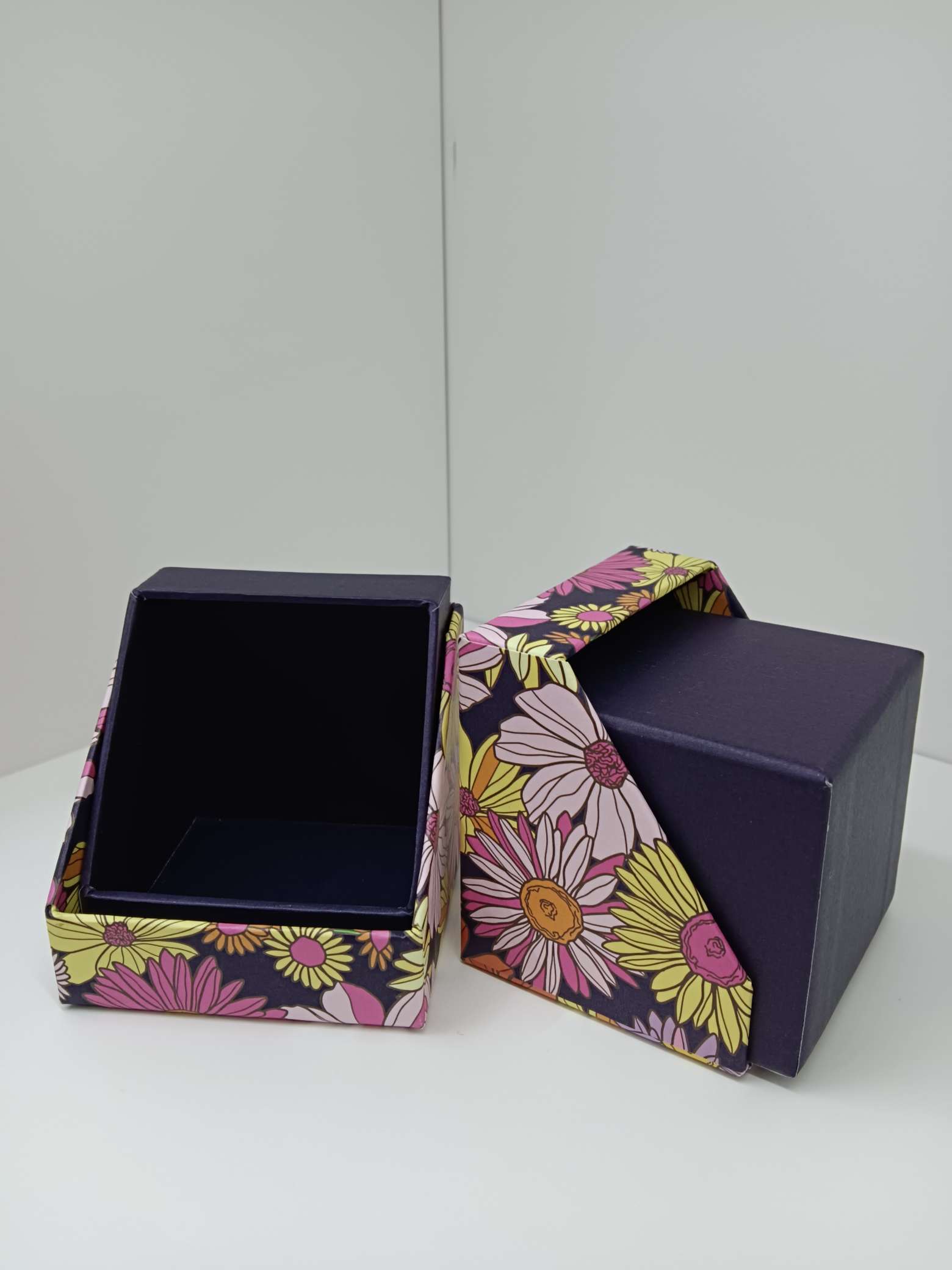 Factory direct sales, mid-to-high-end ear jewelry boxes, bracelet packaging boxes, high-end accessory packaging, exquisite jewelry packaging boxes. Professional packaging design, custom jewelry box packaging based on samples available details Picture