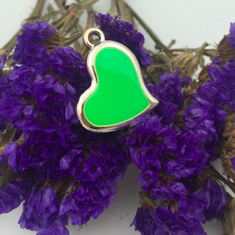 Wholesale diy jewelry accessories, resin oil drop heart pendants, necklaces, keychains, plastic material accessories, 200 pieces per package Application Scenario