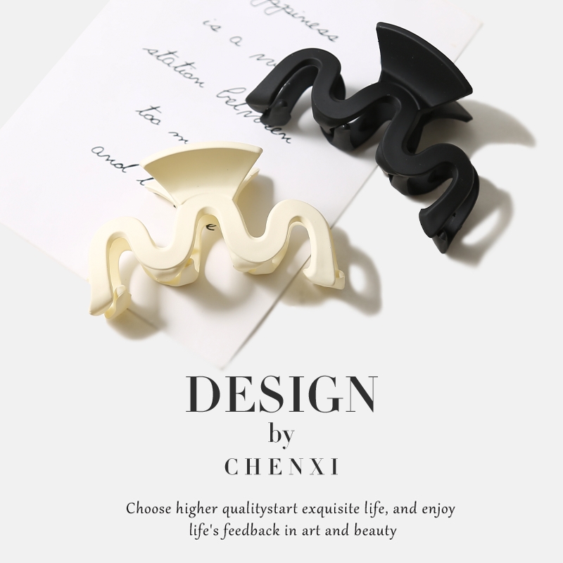 The black matte wavy hairpin, a popular online celebrity, is a stylish and elegant girl's hair bun hairpin. It's a magical headwear on the back of a girl's head