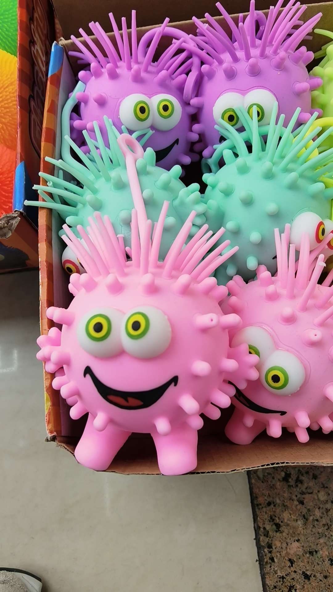 发光玩具白底实物图