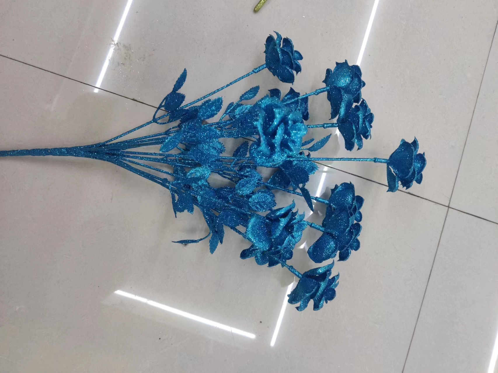 2024 best-selling Christmas artificial flower rose home festive decoration, 7-head and 12-head artificial flowers Application Scenario
