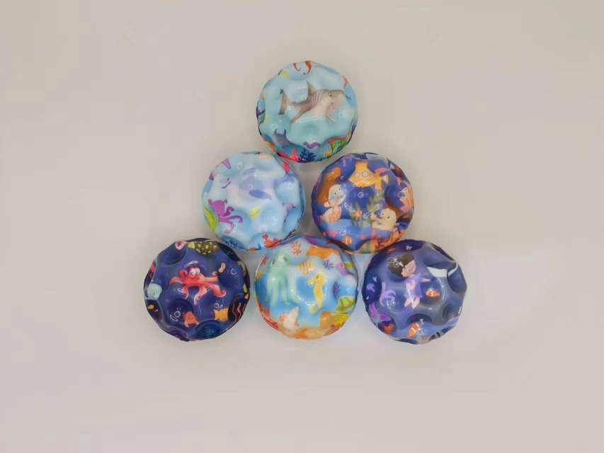 新款批发月石球弹力球户外儿童高弹跳洞洞球弹力球跨境爆款玩具球 反重力月球石弹力球儿童弹弹球高弹回力球陨石洞洞球亲子互动细节图