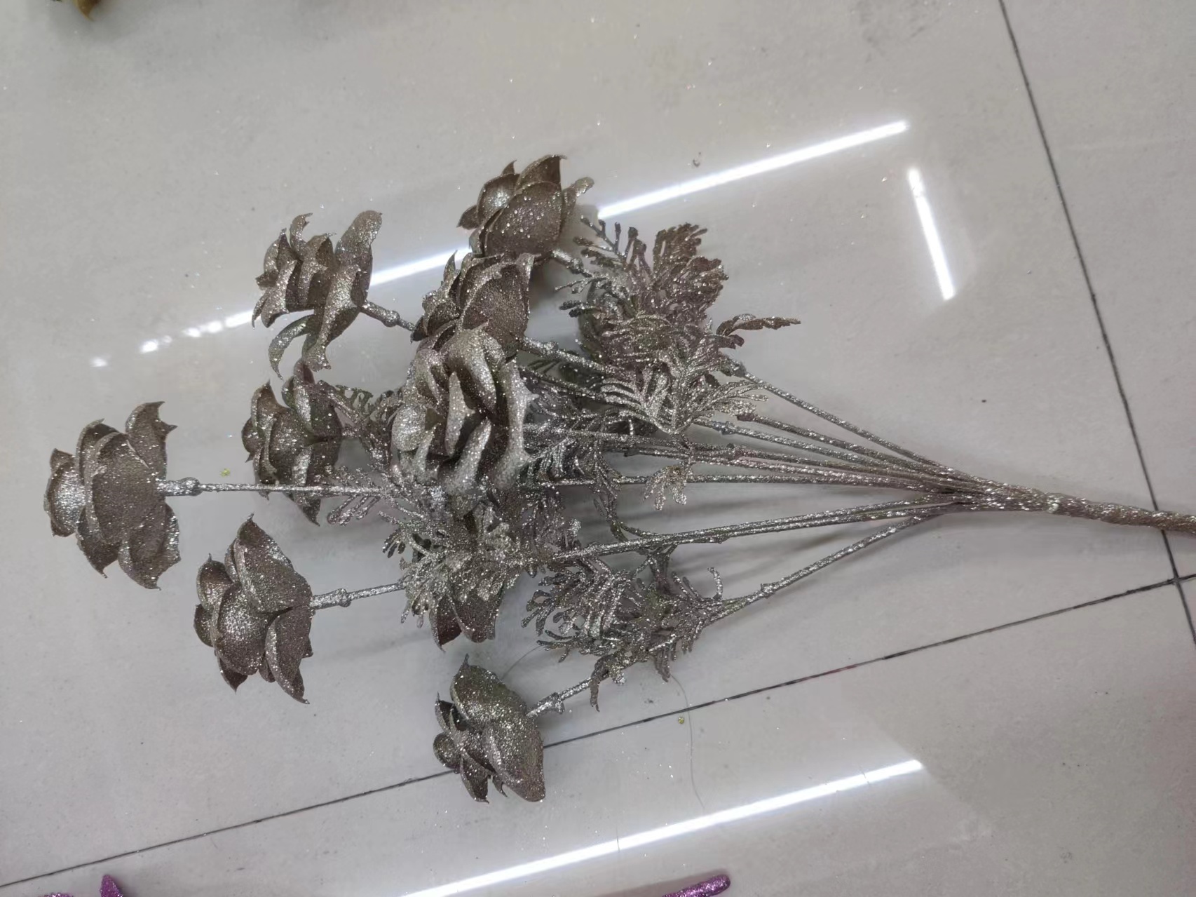 2024 best-selling Christmas artificial flower rose home festive decoration, 7-head and 12-head artificial flowers details Picture