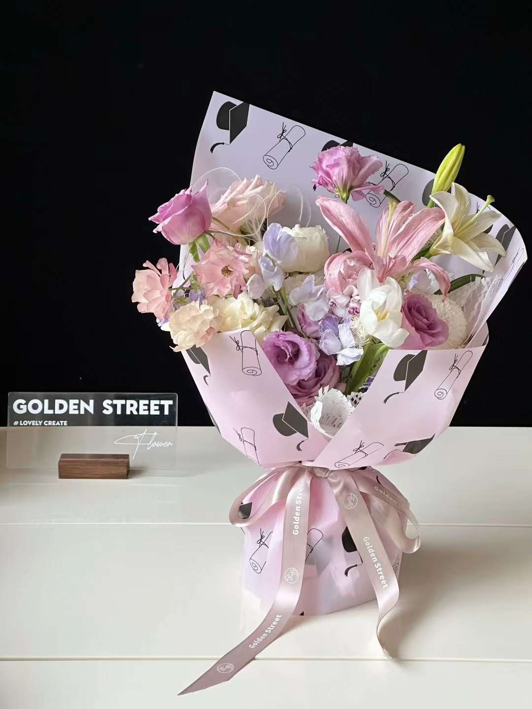 Fresh and artificial flower packaging paper is suitable for packaging all kinds of goods. It is of high quality. Other packaging paper is green and environmentally friendly. Graduation season Item Picture