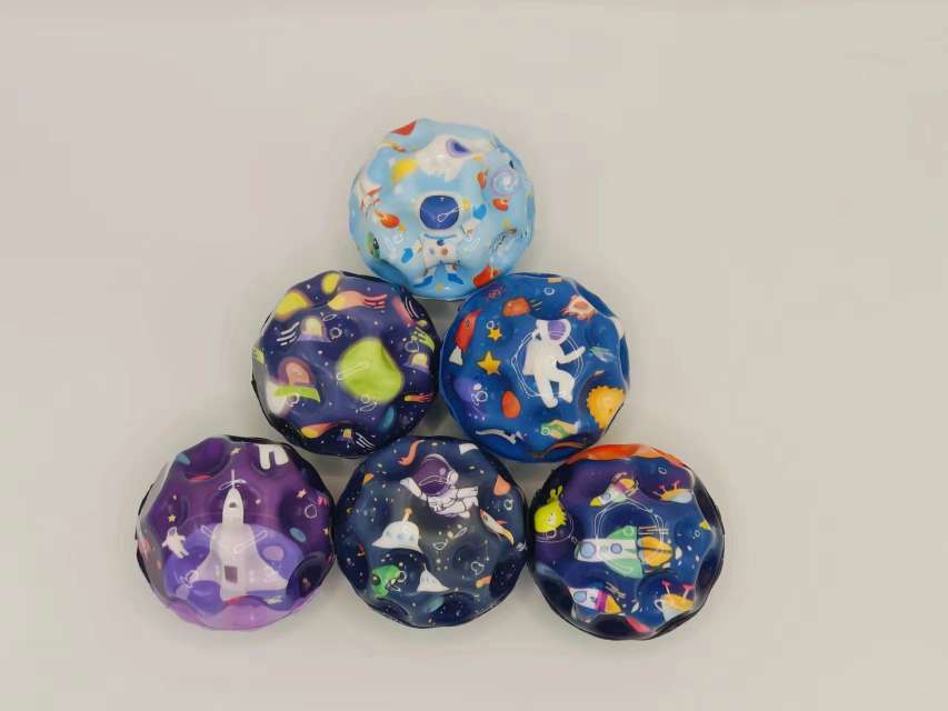 新款批发月石球弹力球户外儿童高弹跳洞洞球弹力球跨境爆款玩具球 反重力月球石弹力球儿童弹弹球高弹回力球陨石洞洞球亲子互动产品图