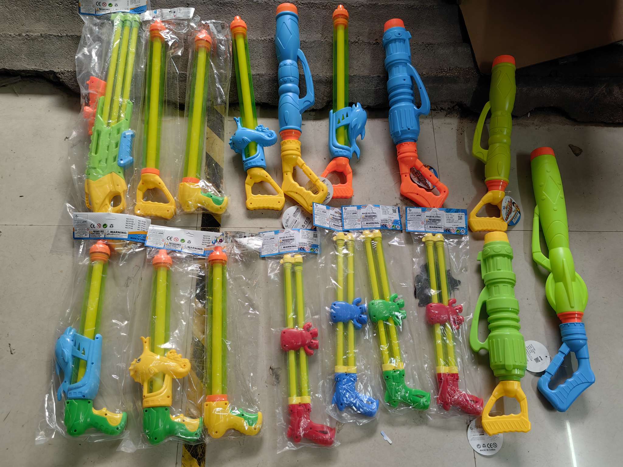 夏季沙滩儿童戏水玩具 水枪户外互动游戏 玩具水枪增添孩子乐趣
