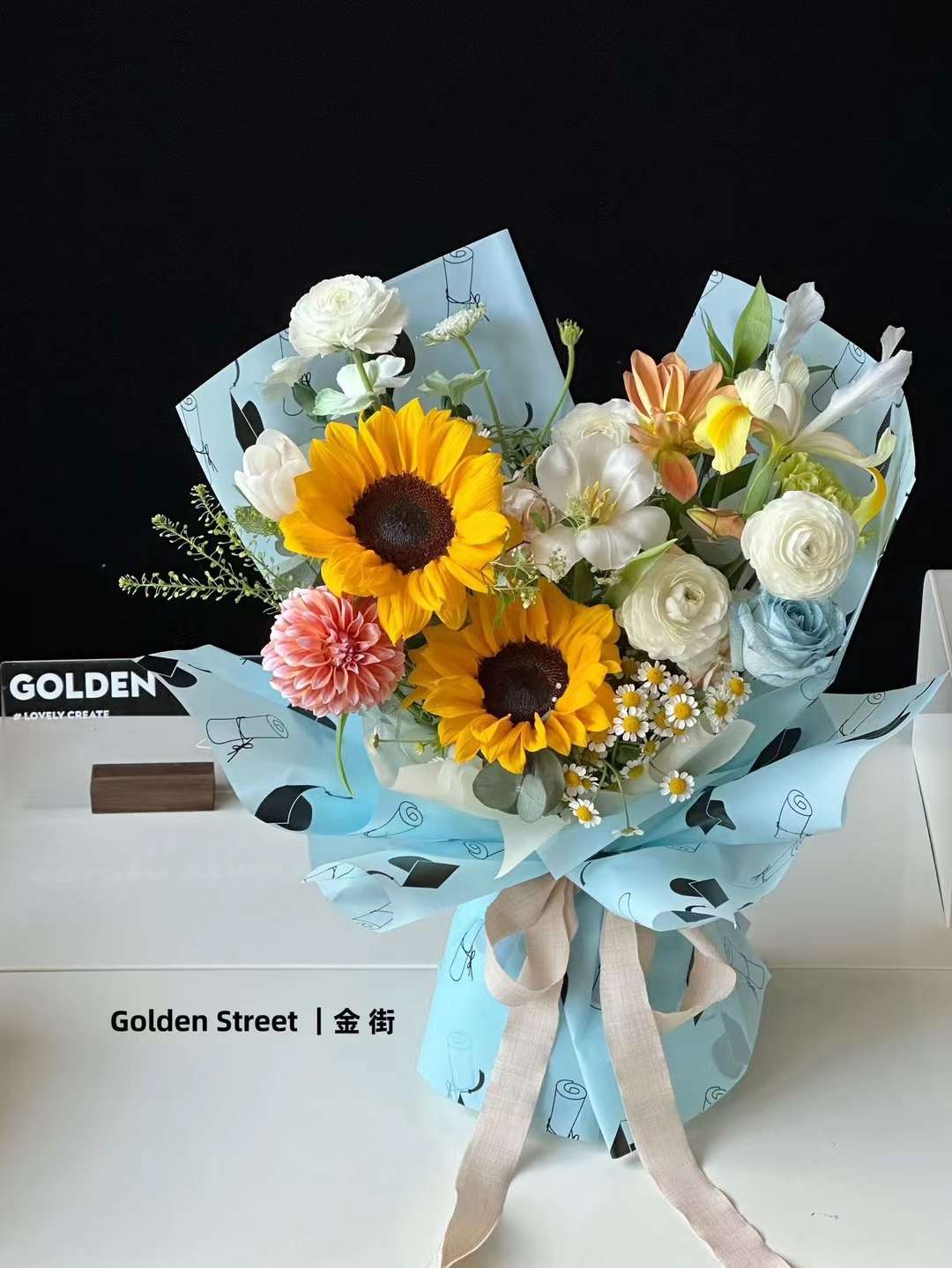 Fresh and artificial flower packaging paper is suitable for packaging all kinds of goods. It is of high quality. Other packaging paper is green and environmentally friendly. Graduation season detail image 9