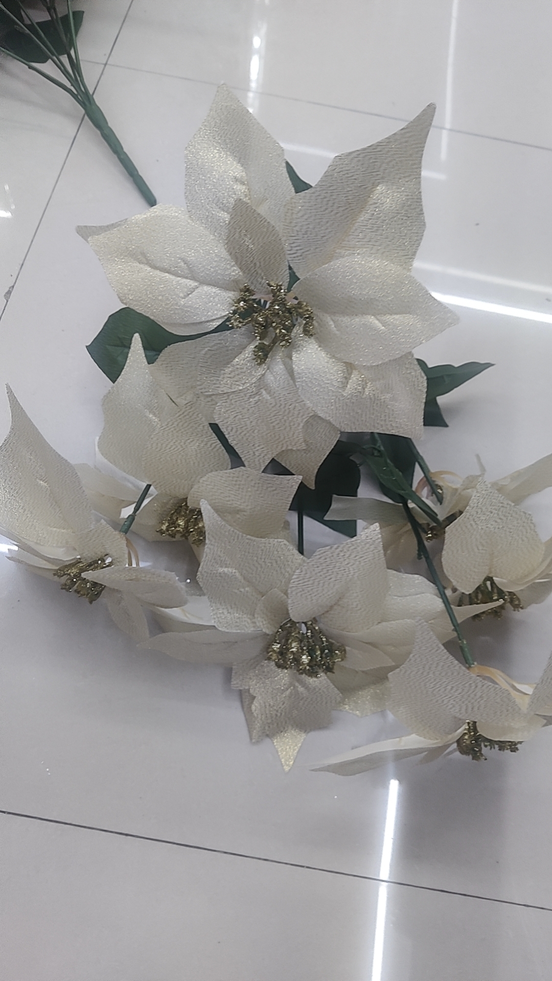 New 7-head and 5-head artificial Christmas flowers are selling well. Flower 104031-2 Specification image