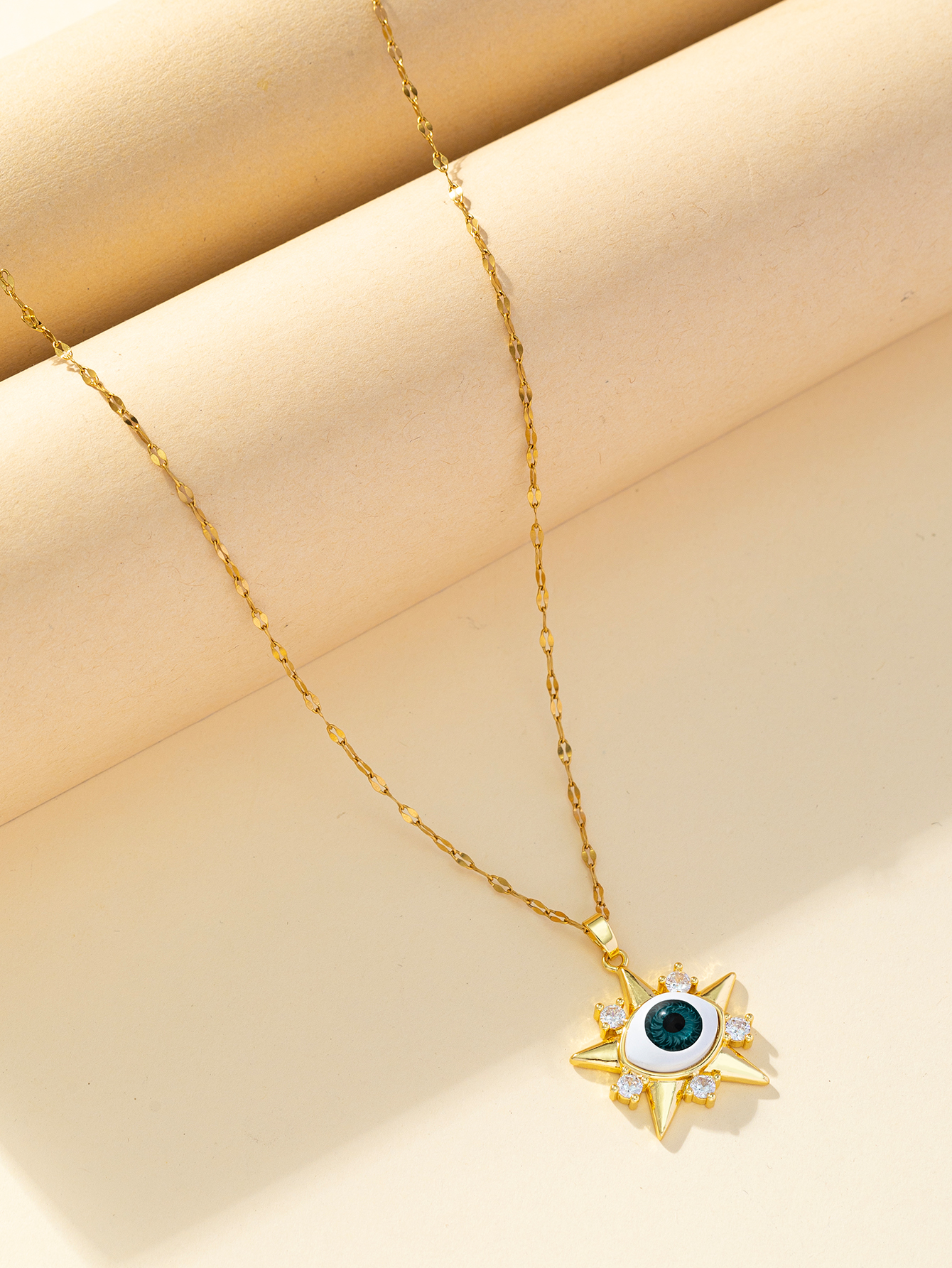 真金眼睛创意水钻点缀魅力项链女士日常佩戴细节图
