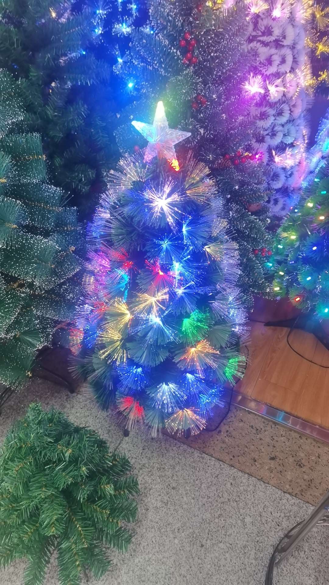 PVC材质1.8米高度圣诞树 适用于办公室文化节日装饰 5米豪华圣诞用品套装 圣诞节氛围营造必备