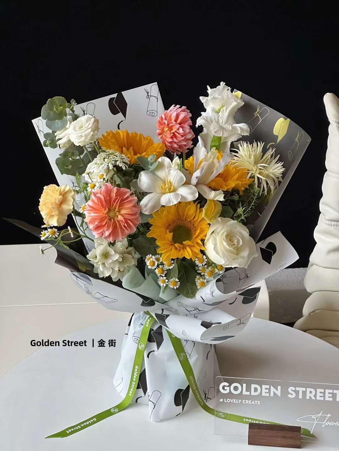 Fresh and artificial flower packaging paper is suitable for packaging all kinds of goods. It is of high quality. Other packaging paper is green and environmentally friendly. Graduation season detail image 8