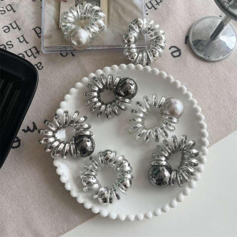 New transparent pearl telephone line hair tie band, silver-gray round bead hair band, ponytail hair tie, seamless rubber band Application Scenario
