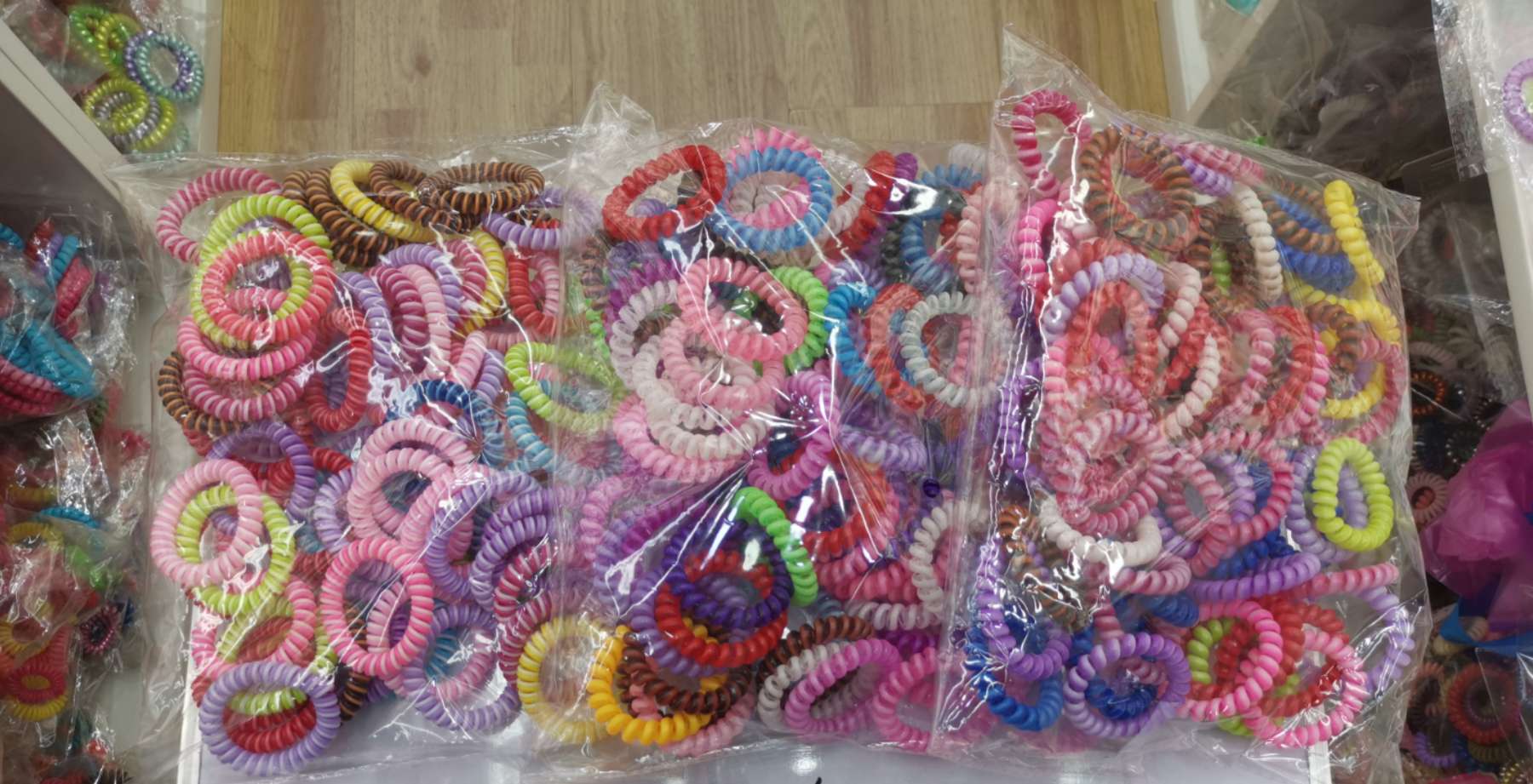 A mix of high-elasticity and thickened wristbands and telephone lines, a mix of hair styling and color accessories, 100 pieces per package Item Picture
