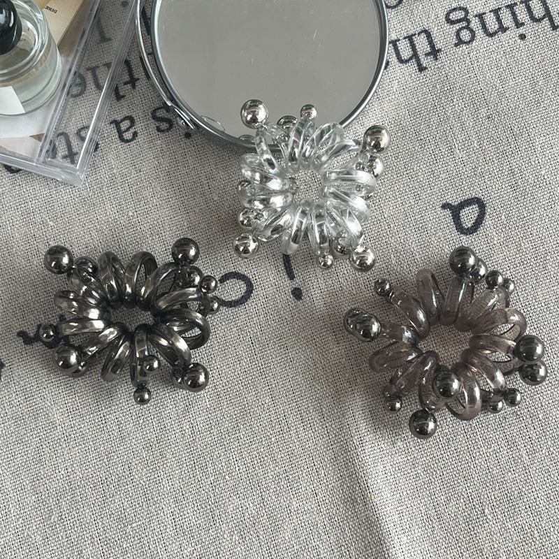 New cute pearl telephone line hair band headband, high elasticity, high ponytail rubber band, elegant and seamless hair band and hair accessory Application Scenario