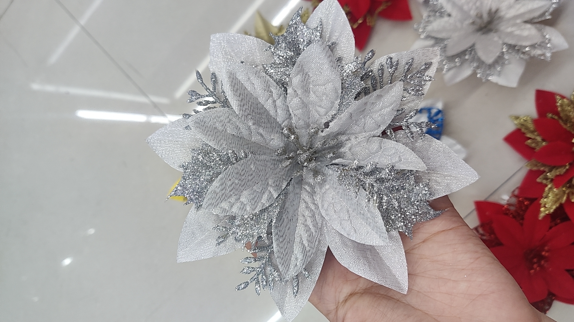 New Christmas flower simulation flower heads, festive home simulation flower ornaments, plastic flower decorations Item Picture