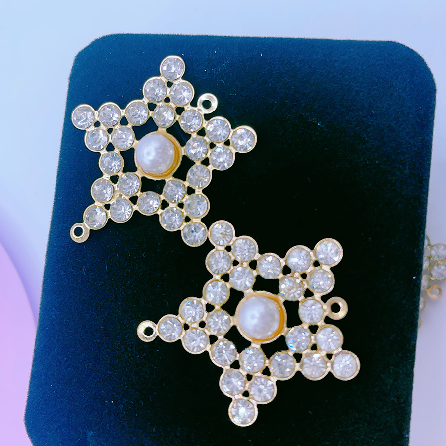 New diamond-encrusted five-pointed star metal accessories, DIY handmade hair ornaments, brooches, clothing, shoes, hats, bags, accessories, materials, decorative accessories, earrings, pendants, necklaces, decorative pendants, CCB pendants Application Scenario