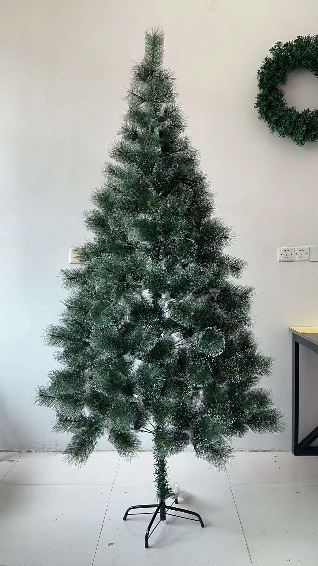 圣诞节装饰用品大全套 办公室文化节日氛围营造 圣诞雪花字画 圣诞花环 大颗粒4叉红果仿真花 圣诞灯 圣诞树装饰珠一应俱全