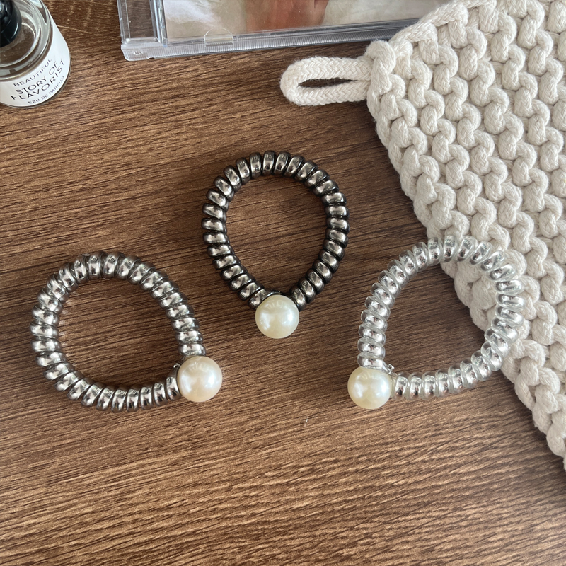 New Korean-style textured imitation pearl telephone line hair tie, hair band, ponytail hair tie, seamless rubber band hair accessory Application Scenario