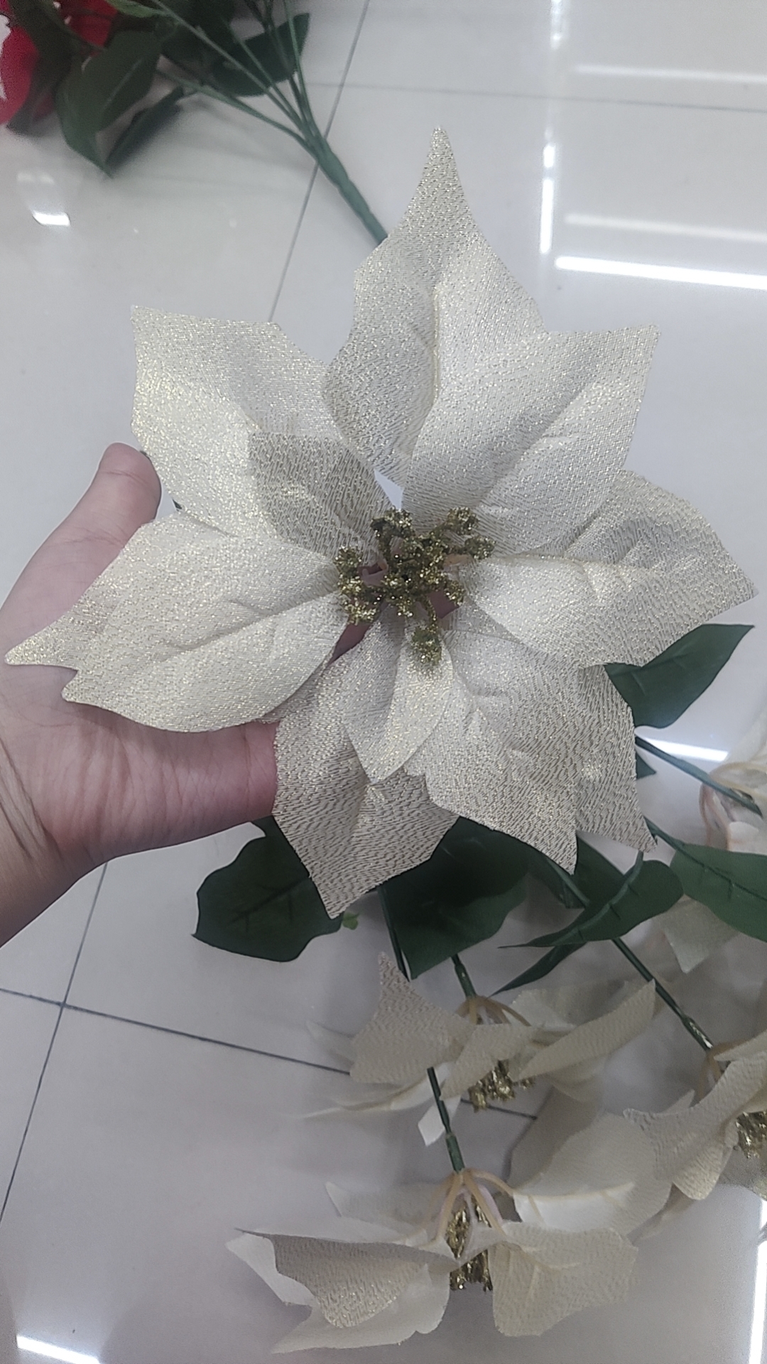New 7-head and 5-head artificial Christmas flowers are selling well. Flower 104031-2 Application Scenario