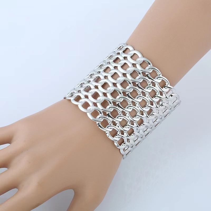This is a best-selling metal, shining, C-shaped adjustable, handcrafted women's bracelet from Xiyin, a cross-border Amazon brand in Europe and America Application Scenario