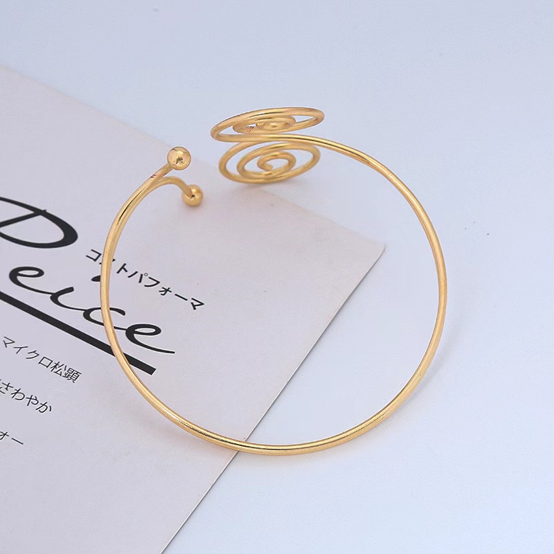 Cross-border best-selling item: Metal shining, irregular opening shape, adjustable, handcrafted women's arm bracelet Application Scenario