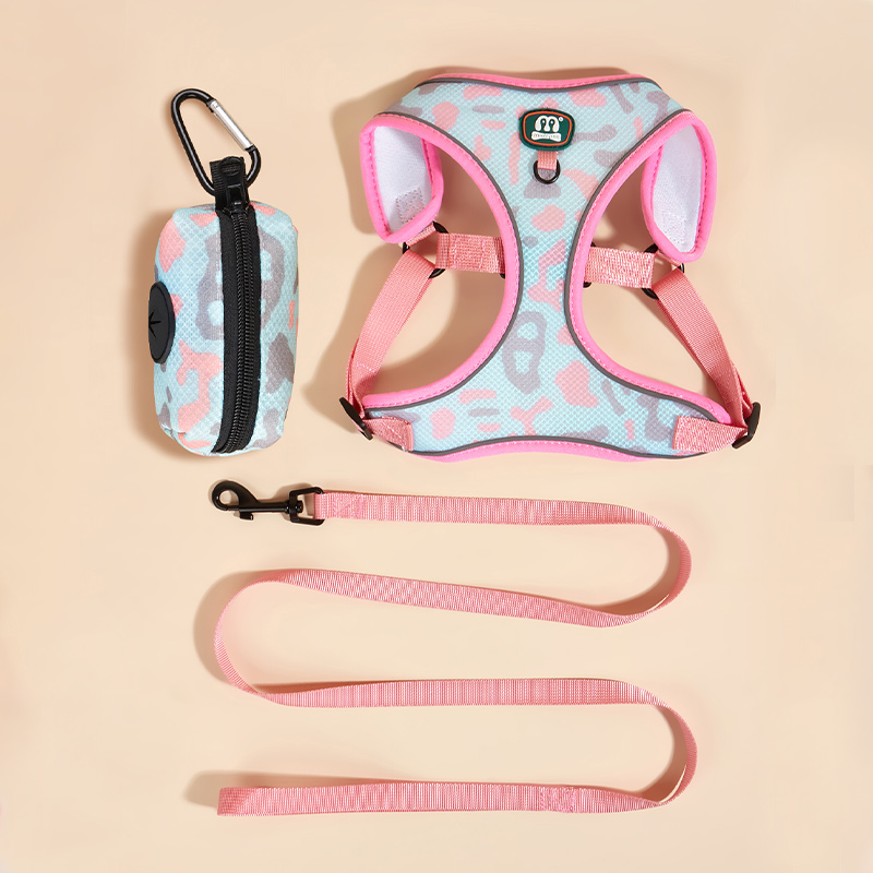 Factory wholesale in stock. Summer hot sale: Three-piece set of cute cat and dog pet chest and back straps, dog walking leashes, garbage bags Item Picture